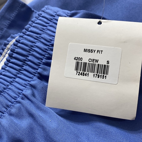 Scrub set includes pants and top - Picture 5 of 5